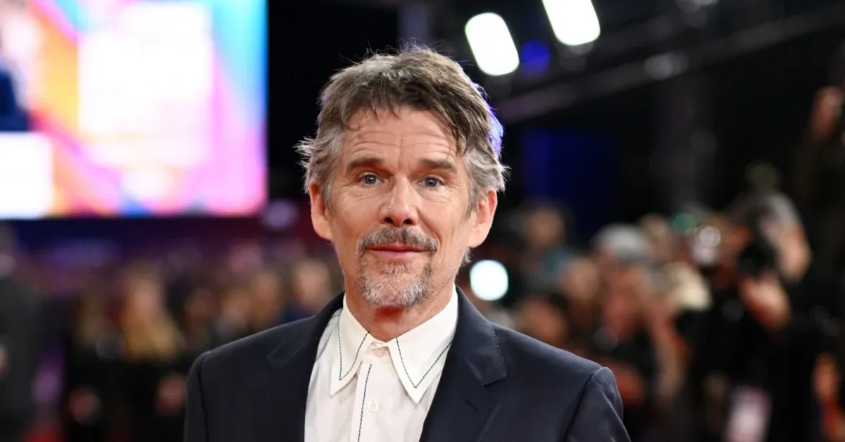 Ethan Hawke Tertangkap Hot Mic Saat Mengumpat Sutradara Hamlet