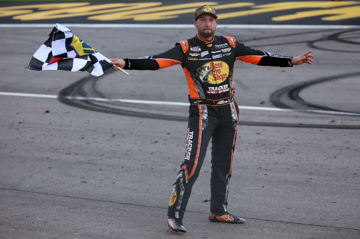 Briscoe Menangi NASCAR Las Vegas, Larson dan Reddick Tabrakan di Garis Finis