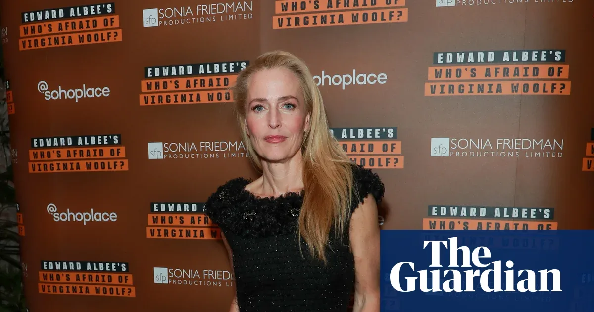 Gillian Anderson Ditegur Balik Usai Larang Fans Duduk di Barisan Depan: Etika Teater Jadi Sorotan
