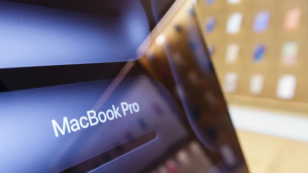MacBook Pro OLED Layar Sentuh Bakal Lebih Ringan, Sinyal Pergeseran Strategi Apple di Bawah John Ternus