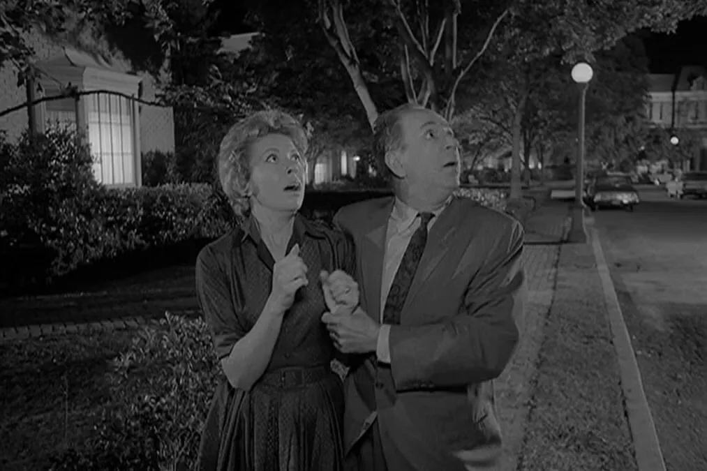 65 Tahun "The Shelter": Ketika The Twilight Zone Meninggalkan Alien dan Menusuk Sisi Gelap Manusia