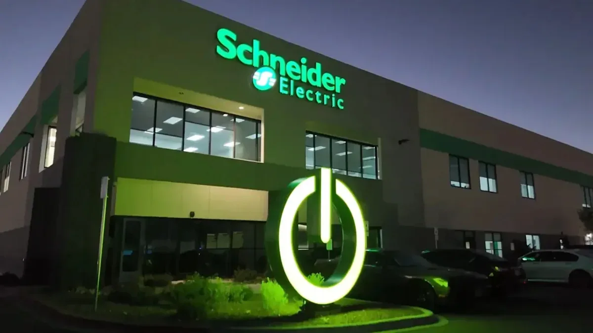 Schneider Electric Pangkas Kesenjangan Literasi AI dengan Kurikulum Empat Lapis