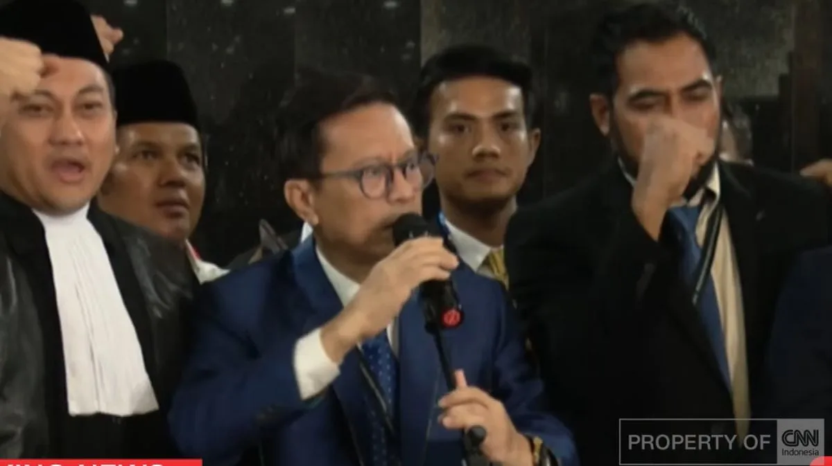 Gugatan Ijazah Gibran Ditolak MK, Relawan Sujud Syukur di Ruang Sidang