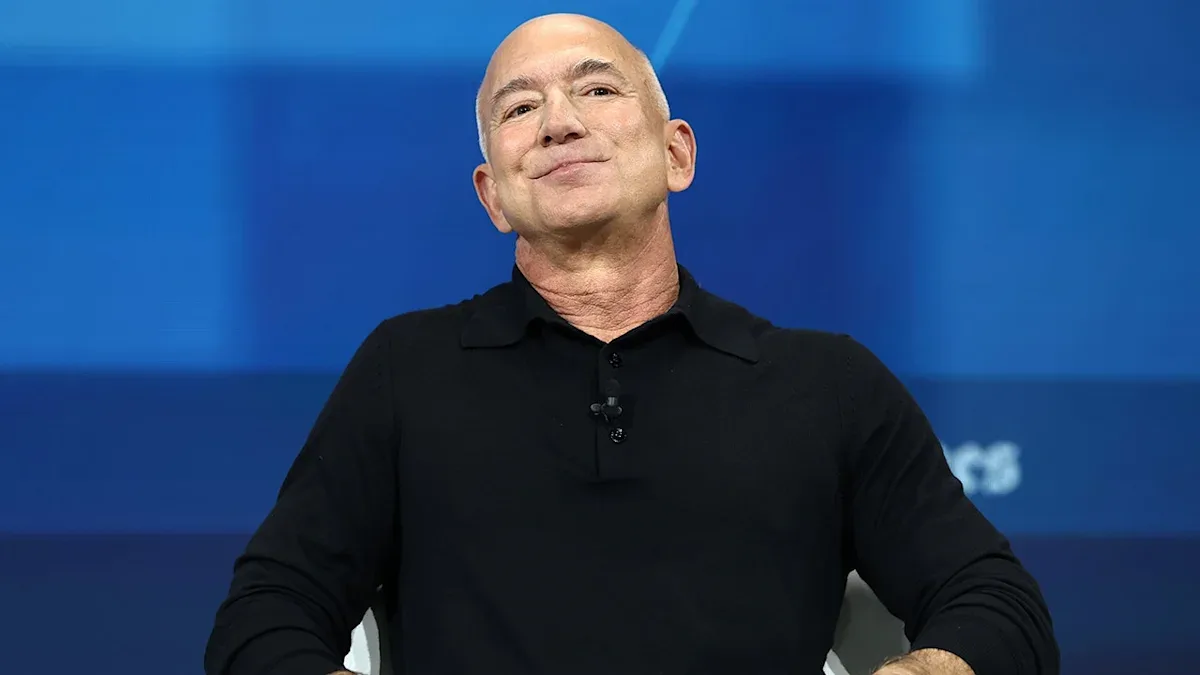 Bezos Pede AS Kalahkan China ke Bulan pada 2028, Proyek Data Center Orbit Jadi Taruhan