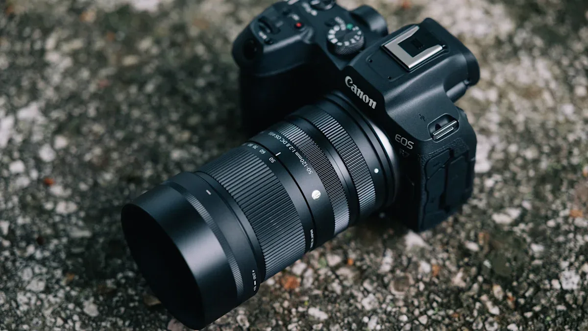 Sigma Rilis Lensa Tele 50-120mm f/2.8 Ringan untuk APS-C, Tantang Dominasi Full-Frame