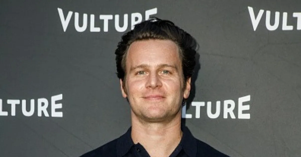 Jonathan Groff: Berdandan sebagai Perempuan di Panggung Shakespeare Memberi Kebebasan Total