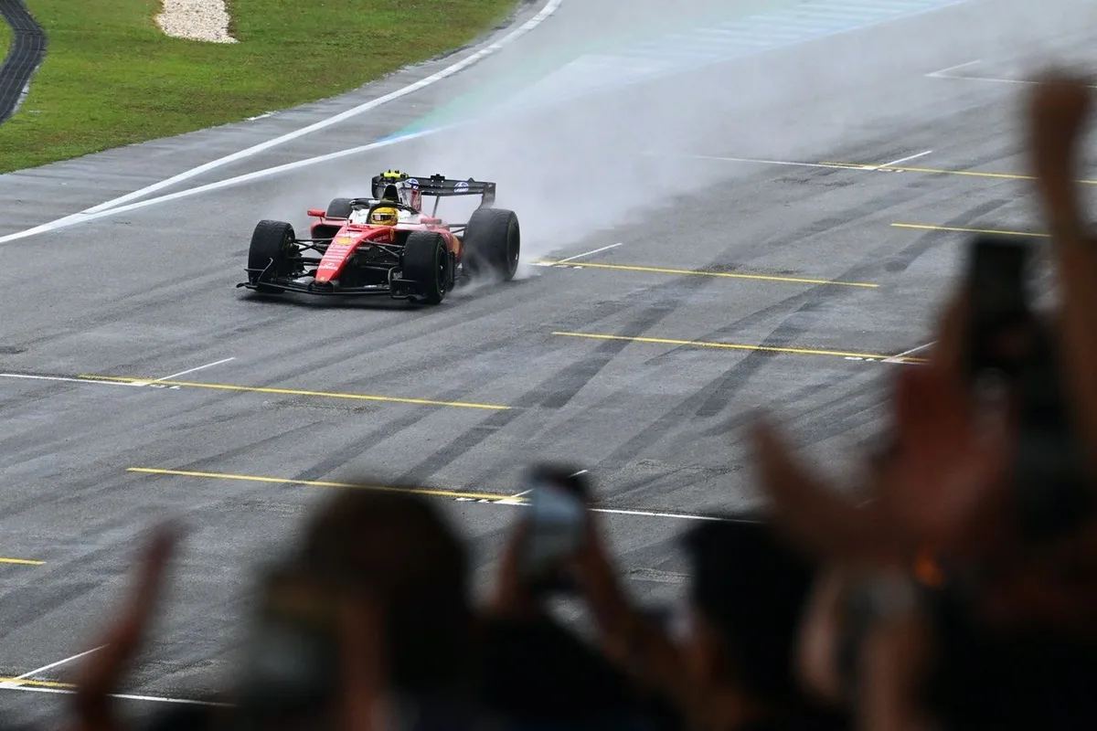 Hamilton Sebut Generasi Muda F1 Makin Ragu Balapan di Hujan, Singapura Jadi Ujian