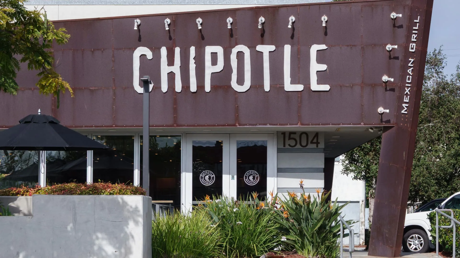 Saham AS Bergejolak di Tengah Hari: Chipotle, Starbucks, Skydance, Marathon Petroleum Jadi Sorotan
