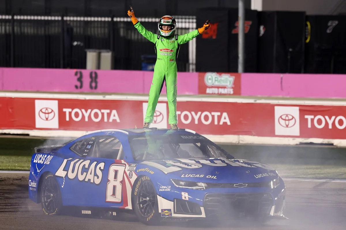 Brexton Busch, 11 Tahun, Mengendarai Mobil No. 8 Milik Kyle Busch dalam Penghormatan Terakhir
