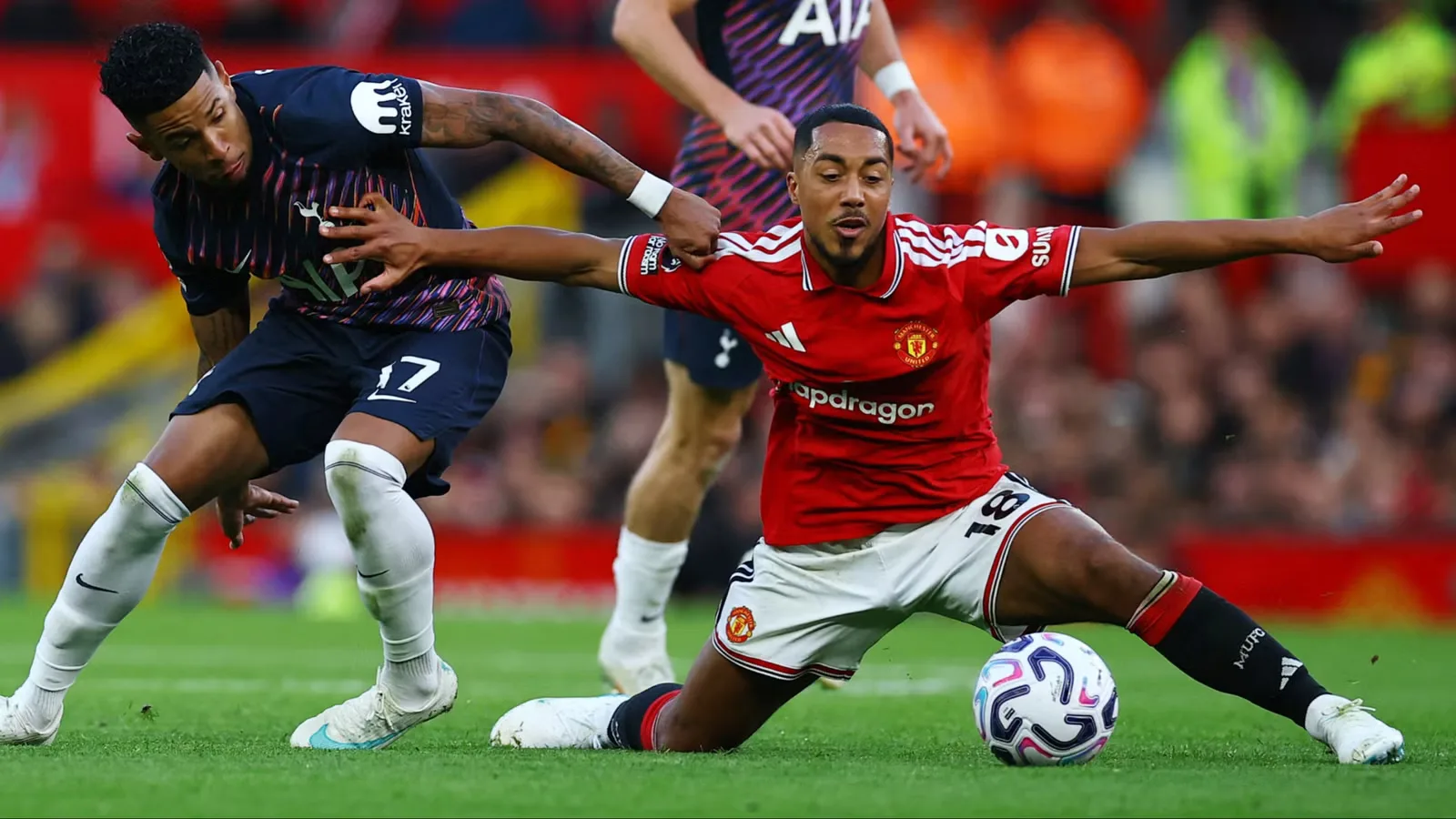 Krisis Manchester United: Carrick di Ujung Tanduk, Martinez dan Tielemans Jadi Sorotan
