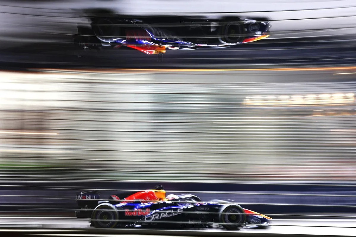 Verstappen Rebut Pole di Singapura, Russell Terlempar ke Belakang karena Penalti 40 Grid