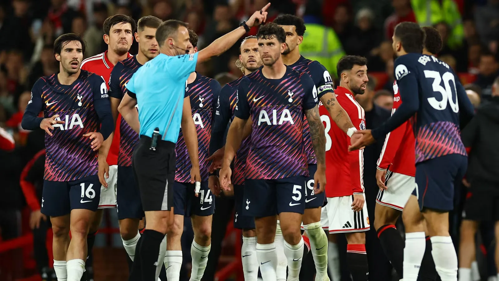 O'Hara Ledakkan Van Hecke Usai Tottenham Tahan Man United: "Semen di Kakinya, Donkey!"