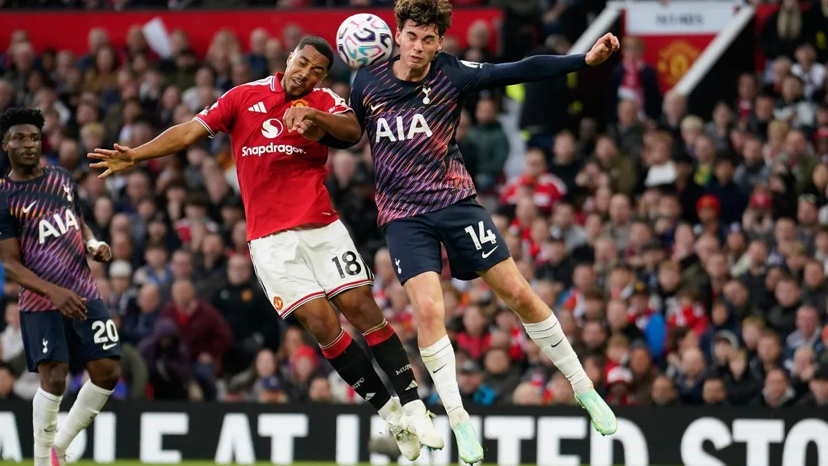 Gary Neville Soroti Duet Tielemans-Mainoo: Lini Tengah MU Dinilai Kurang Dinamis