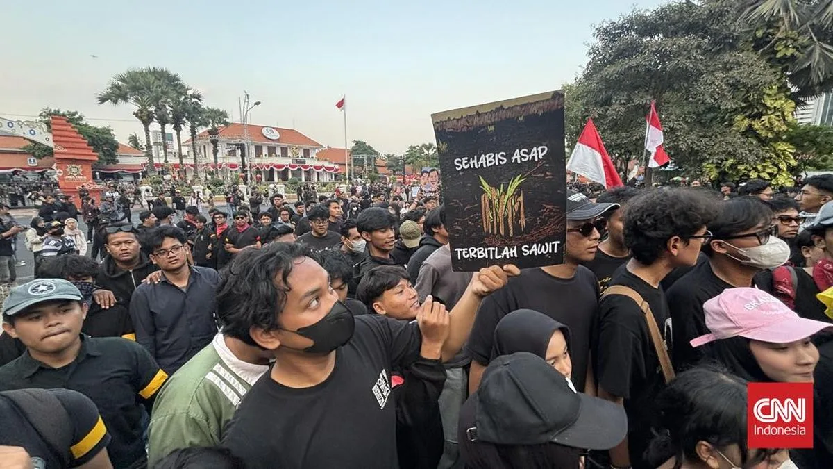 Dua Tahun Prabowo-Gibran, Warga Surabaya Turun ke Jalan Desak Karhutla Jadi Bencana Nasional