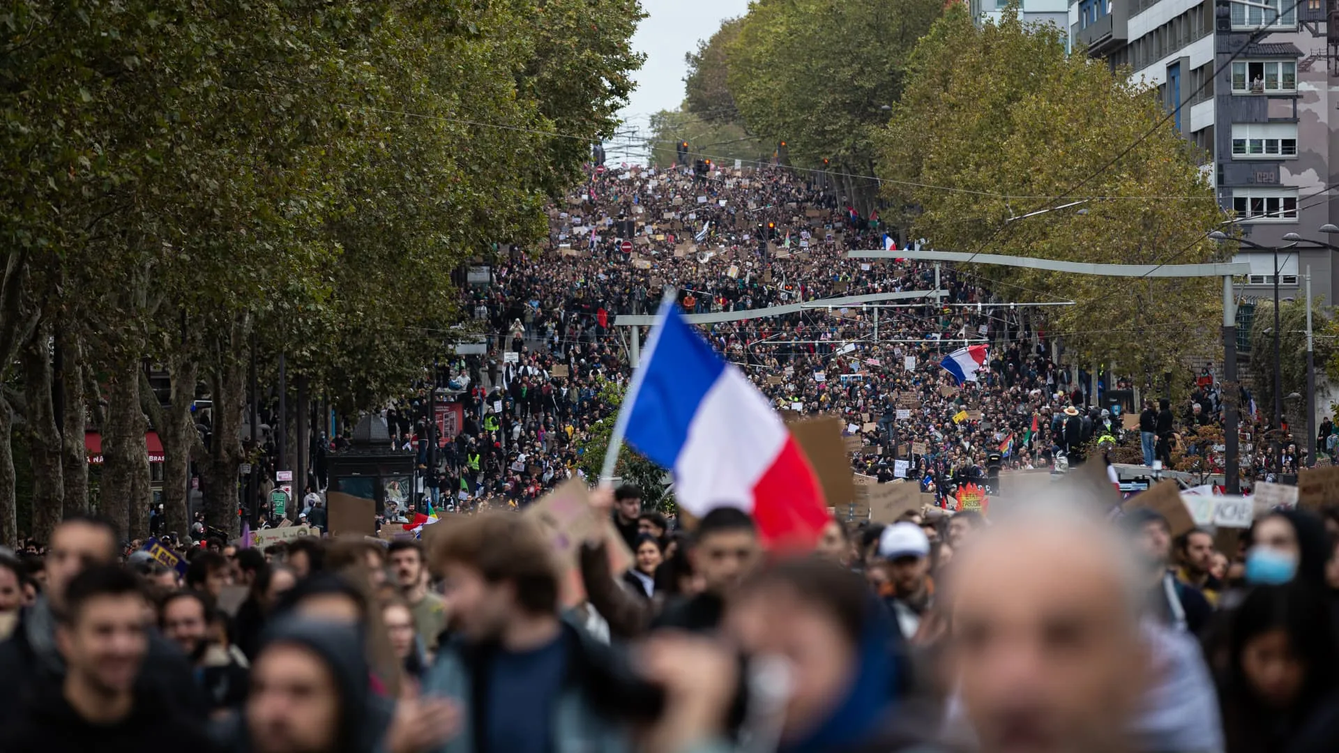 Eurozone Slows to 0.4% in Q3 as France Contracts Amid Political Turmoil