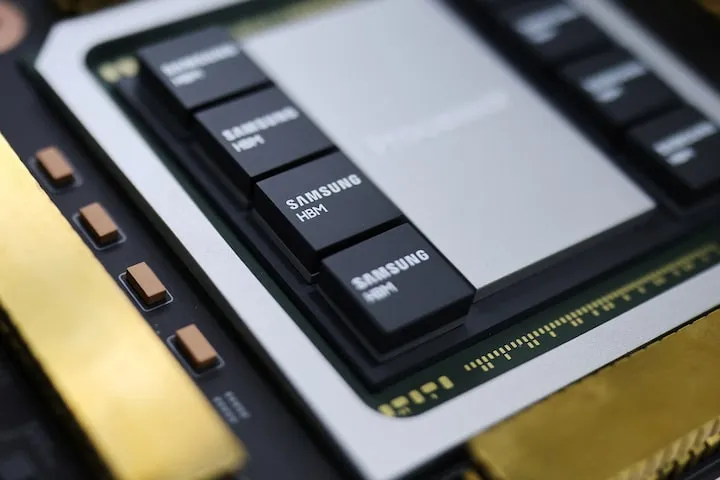 Samsung Tancap Gas: Pengiriman Perdana HBM4 Dikonfirmasi, Ambisi Rebut Takhta Memori AI dari SK Hynix