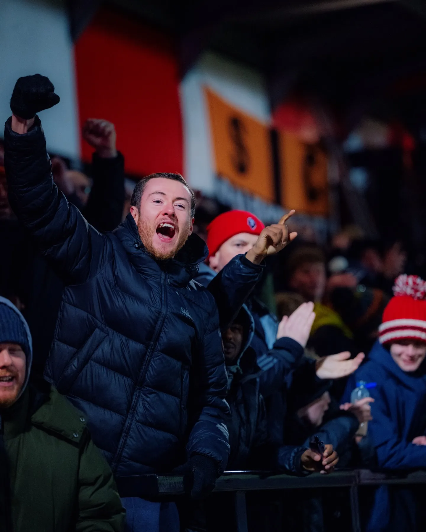 Suara dari Utara: Mengapa 'Dirty Old Town' Menjadi Lagu Wajib bagi Penggemar Salford City?