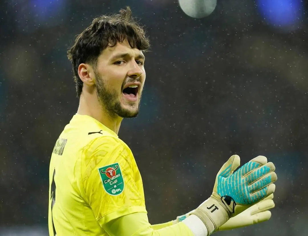 Proyek Lini Belakang: Leeds United Pantau Situasi James Trafford di Tengah Persaingan Ketat Premier League