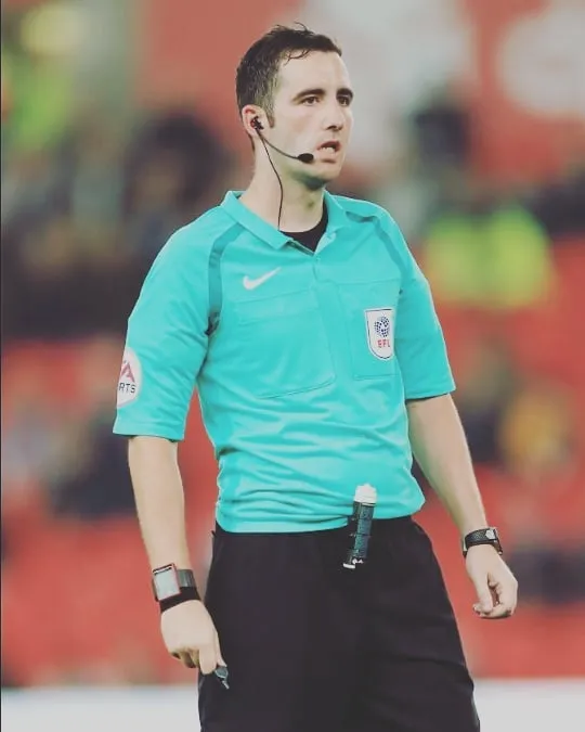 Hujan Kritik di Villa Park: Chris Kavanagh "Istirahat" dari Premier League Usai Drama Tanpa VAR di Laga Newcastle vs Aston Villa