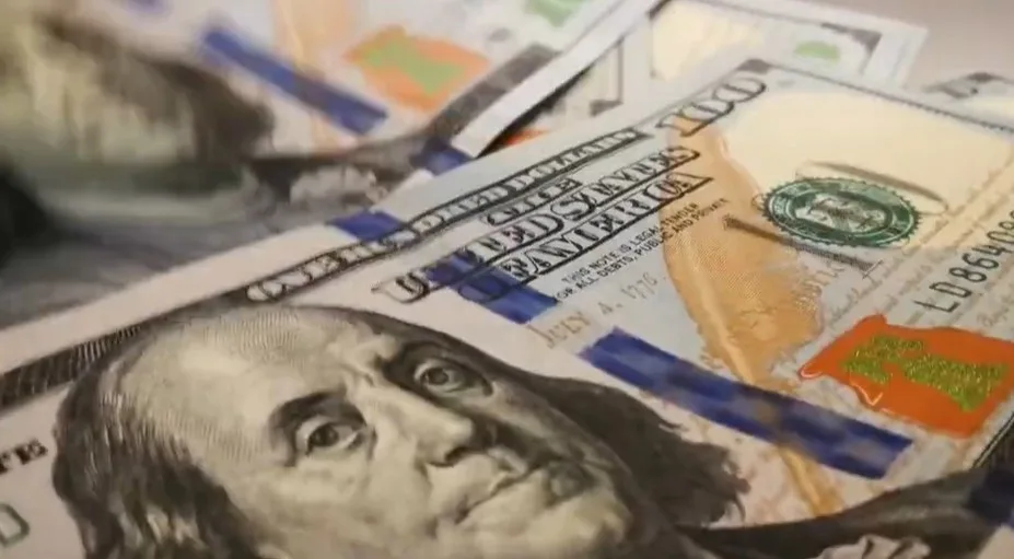 Resiliensi Dolar AS: Pasar Global Menanti Risalah Federal Reserve dan Estimasi PDB Terbaru