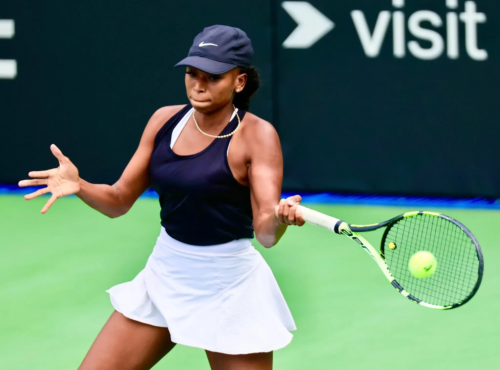 Momen Haru Indian Wells! Alexandra Eala Beri Dukungan Emosional untuk Idolanya, Coco Gauff, yang Terpaksa Mundur Akibat Cedera Parah!