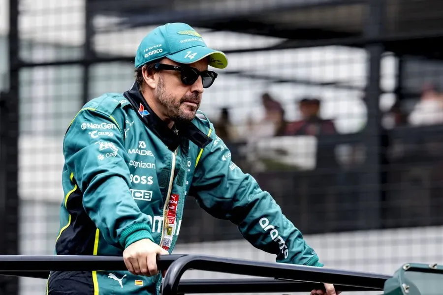 Akhir Era Sang Matador? Tim Medis F1 Pertimbangkan Rekomendasi Pensiun Fernando Alonso—Nyeri Leher Hebat di Aston Martin Ancam Karier Legendarisnya!