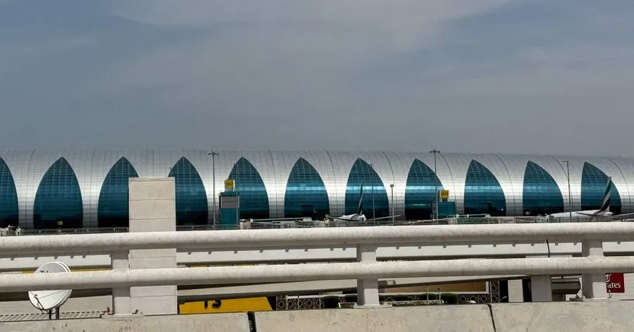 Keamanan Global Terganggu: Serangan Drone Picu Kebakaran di Dekat Bandara Internasional Dubai; Kantor Media Dubai Konfirmasi Investigasi
