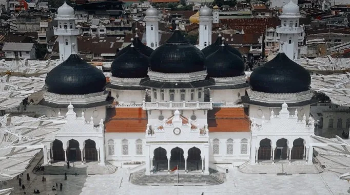 Simfoni Budaya dan Spiritualitas: Membedah Tradisi Inti Idulfitri yang Mempererat Struktur Sosial Masyarakat Indonesia