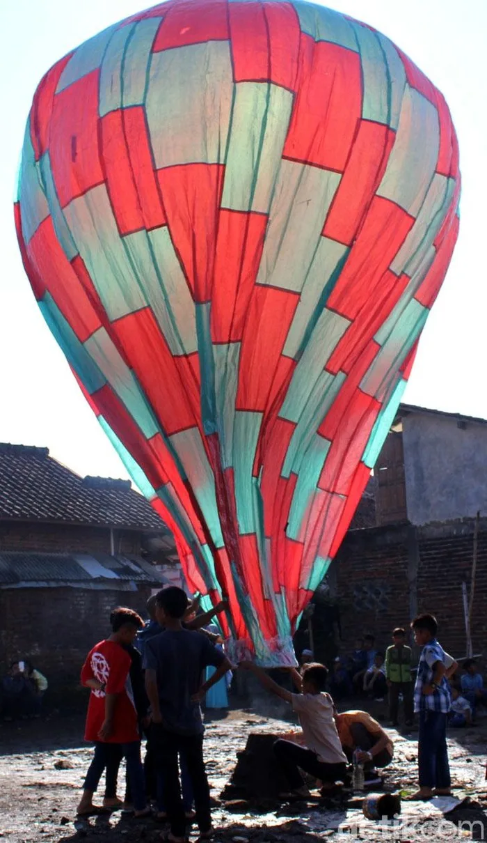 Tradisi Unik Lebaran di Garut: "Ngapungkeun" Balon Raksasa Pererat Kebersamaan Warga