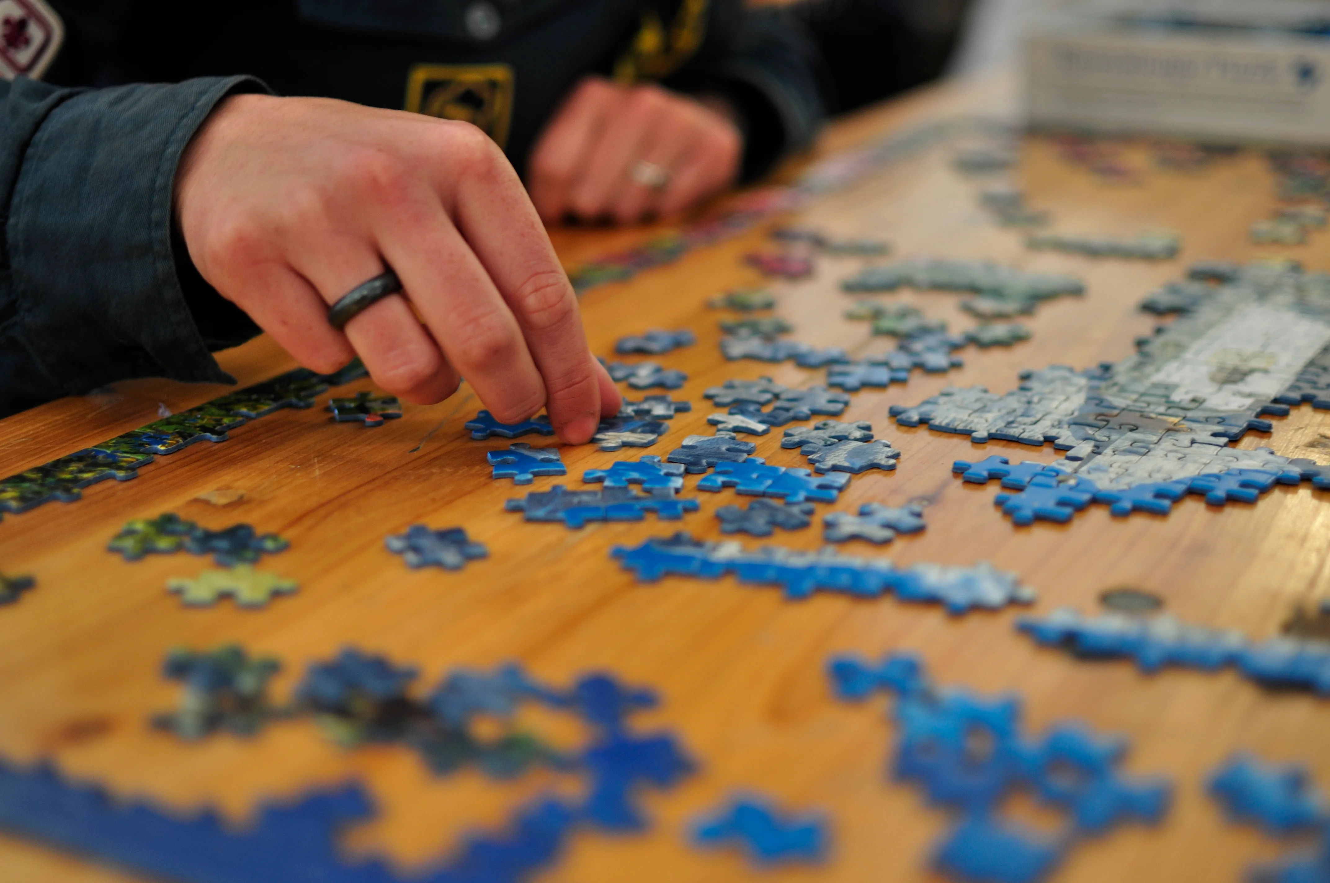 Cegah Demensia Sejak Dini: Membaca dan Bermain Puzzle Saat Duduk Terbukti Lindungi Fungsi Otak