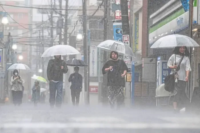 Badai Tropis Jangmi Lumpuhkan Tokyo: Ratusan Penerbangan Batal, Ribuan Rumah Padam