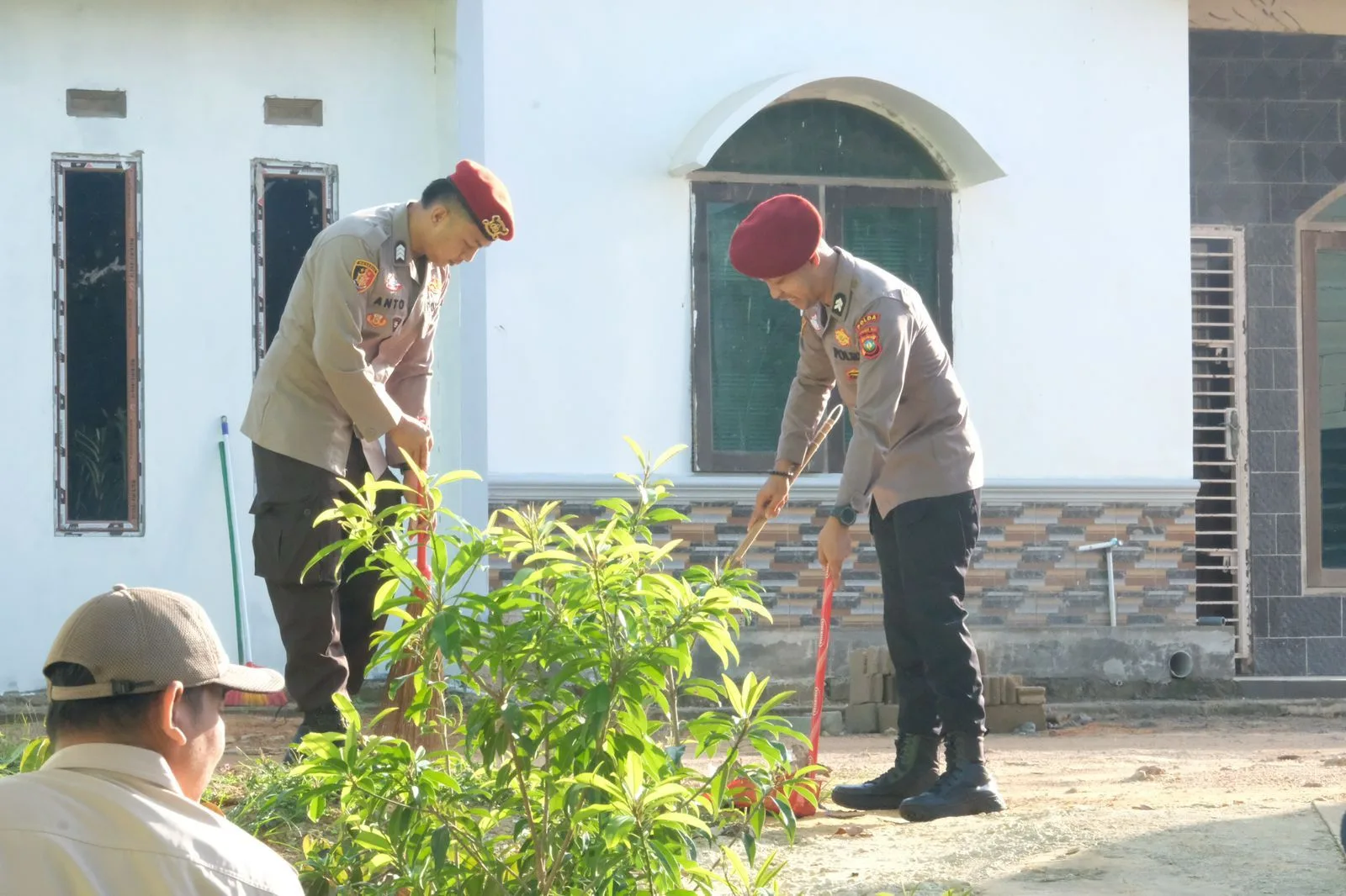 Bakti Religi Polda Kepri Sambut Hari Bhayangkara: Bersihkan Masjid, Perkuat Sinergi dengan Umat