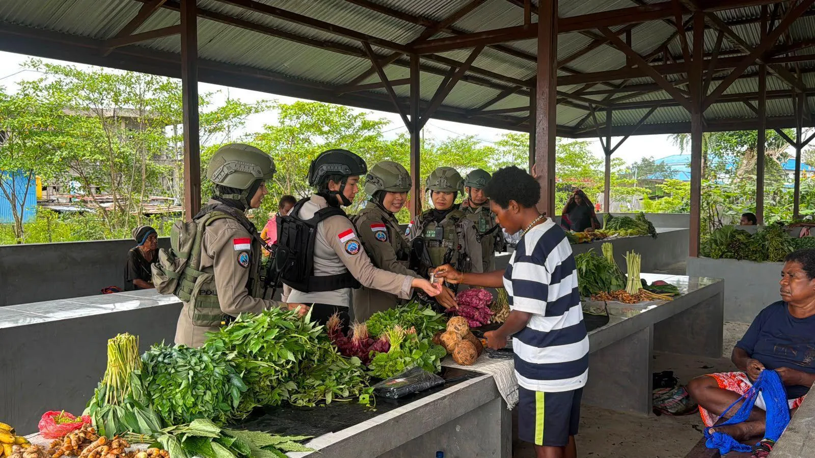 Polwan Satgas Damai Cartenz Sambangi Pasar Keyabi, Buktikan Papua Aman Beraktivitas