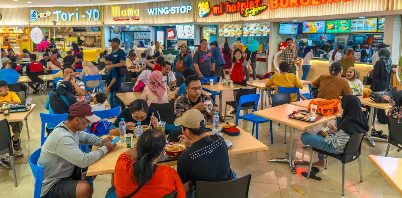 Mal dan Kafe Tetap Ramai di Tengah Ekonomi Lesu: Antara Gaya Hidup dan Jerat Pengeluaran Kecil