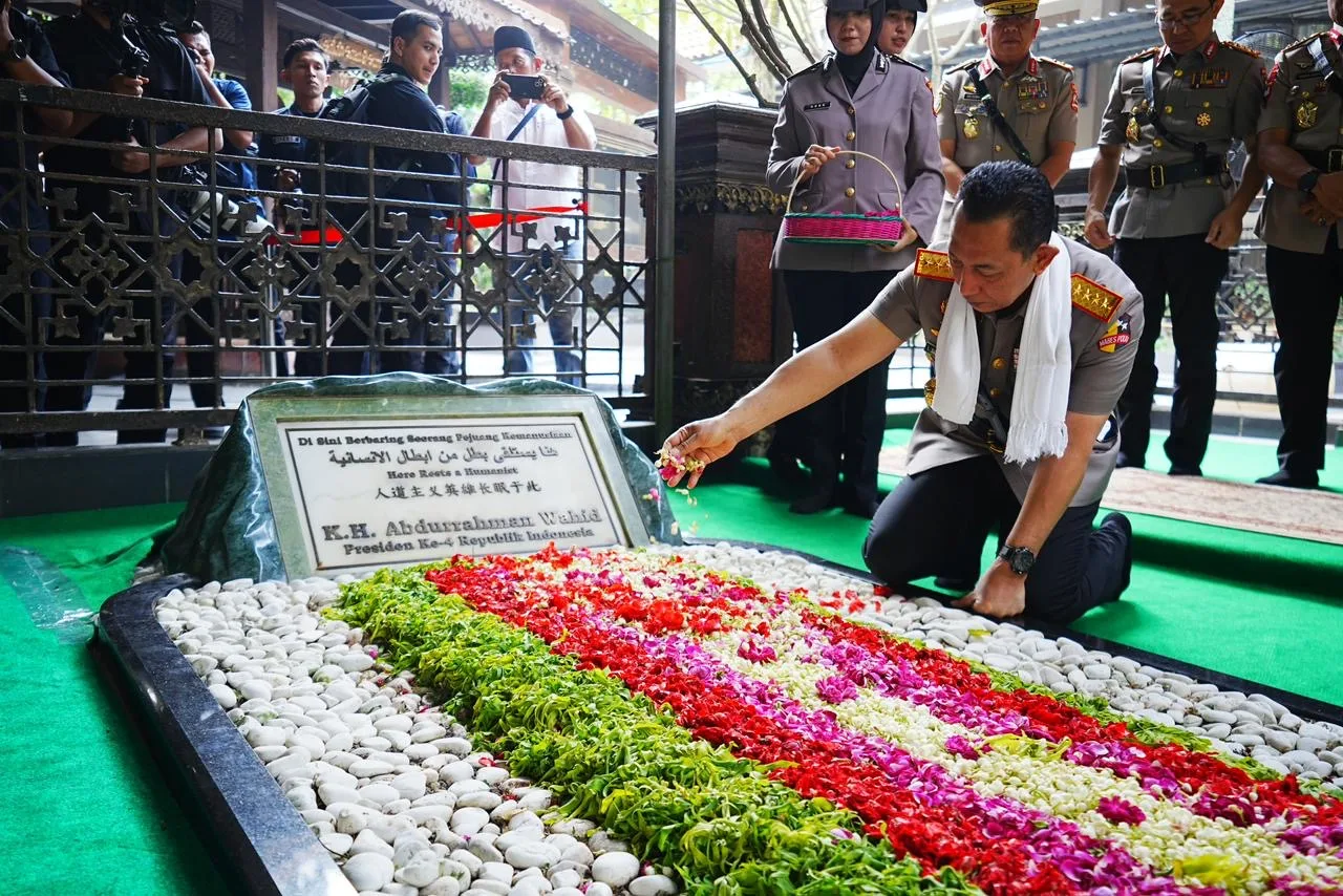 Ziarah ke Makam Gus Dur, Kapolri Ingatkan Kembali Jasa Sang Bapak Pluralisme