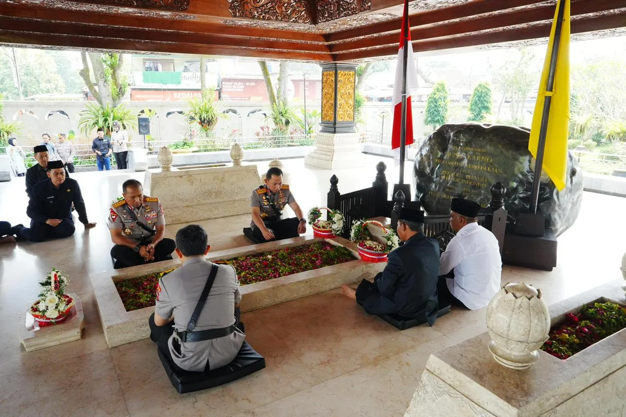 Jelang HUT Bhayangkara ke-80, Kapolri Ziarahi Makam Tiga Presiden: Gus Dur, Soekarno, Soeharto