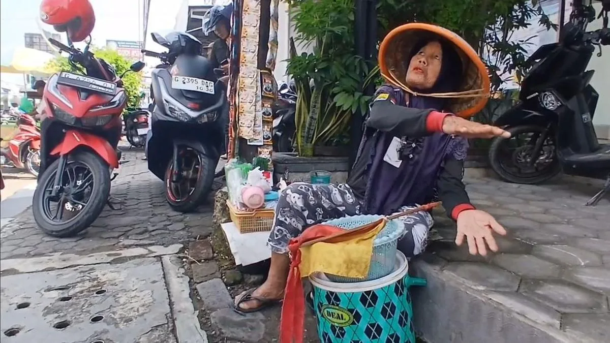 Nenek Jukir di Brebes Gagalkan Pencurian Rp3,6 M, Diganjar Umrah oleh Pemilik Mobil