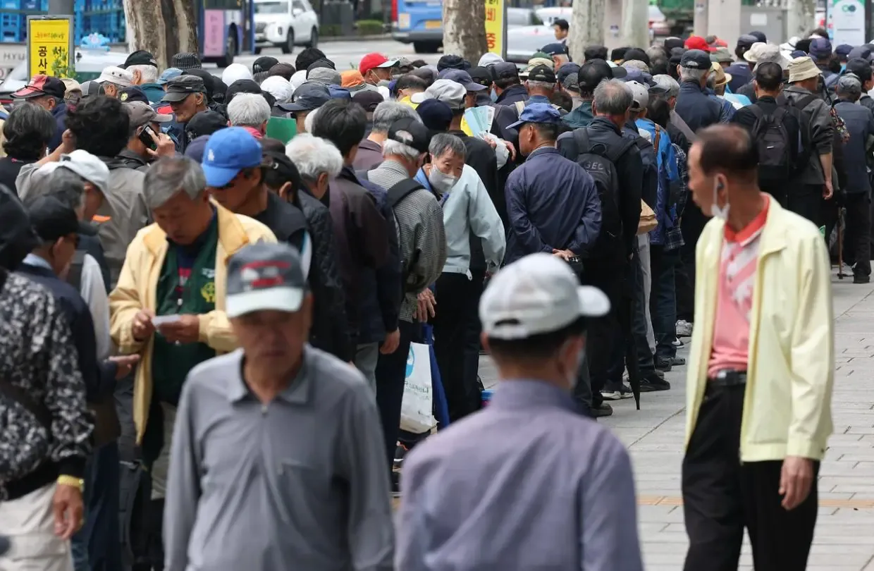 Seoul Uji Coba Bus Gratis untuk Lansia: Beban Fiskal atau Investasi Sosial?