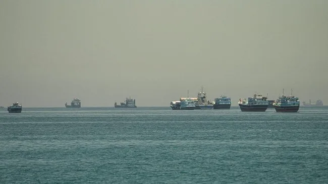 Harga Minyak Terus Merosot: Selat Hormuz Kembali Jadi Pusat Ketegangan