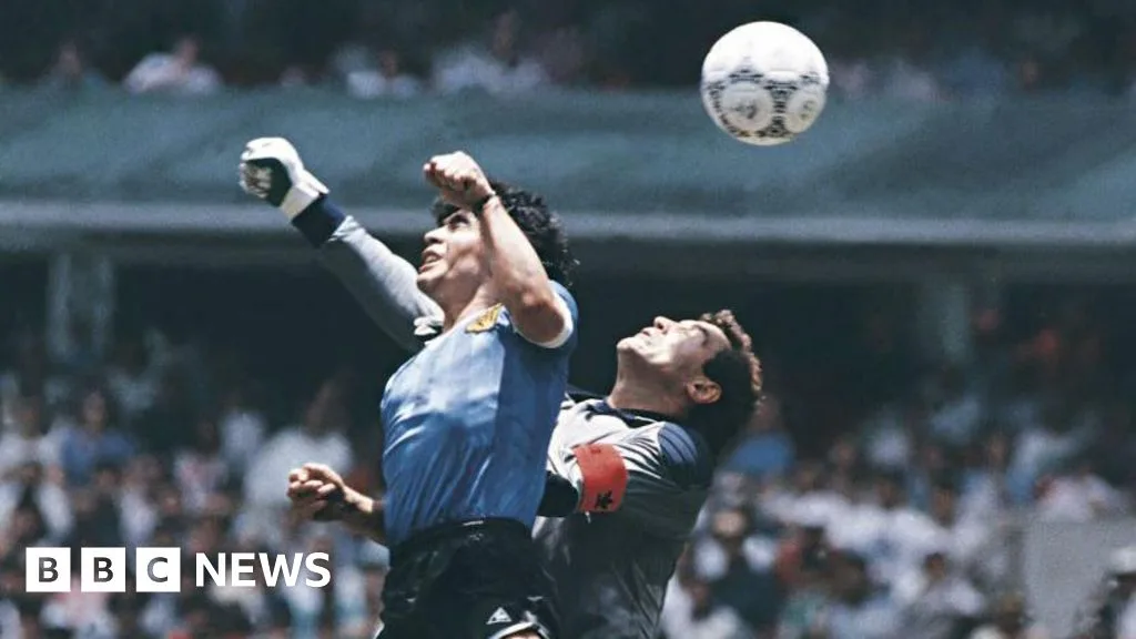 Empat Dekade Silam, Seorang Remaja Meksiko Menyaksikan 'Tangan Tuhan' Maradona: Antara Kontroversi dan Keindahan Sepak Bola