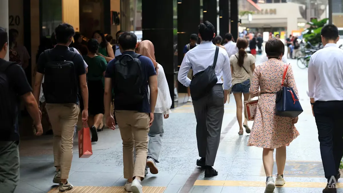 Gelar Tinggi Tak Lagi Jaminan: PHK di Singapura Justru Lebih Banyak Menimpa Lulusan Universitas