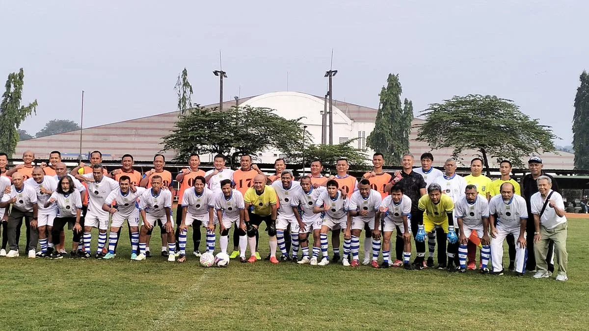 Gol Penalti Wagub Jabar Warnai Laga Persahabatan Persib Legends Vs TNI-Polri