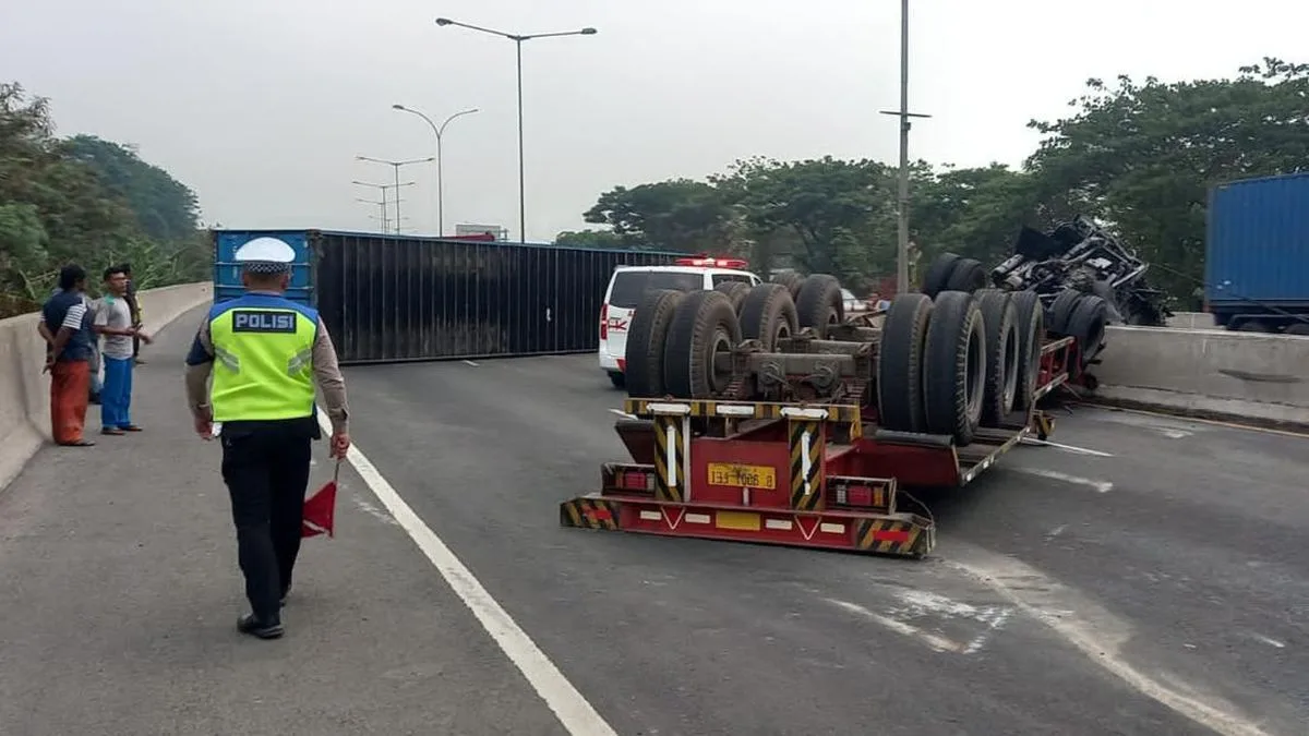 Truk Trailer Muatan Besi Terguling di Flyover Tomang, Evakuasi Sempat Tutup Jalan
