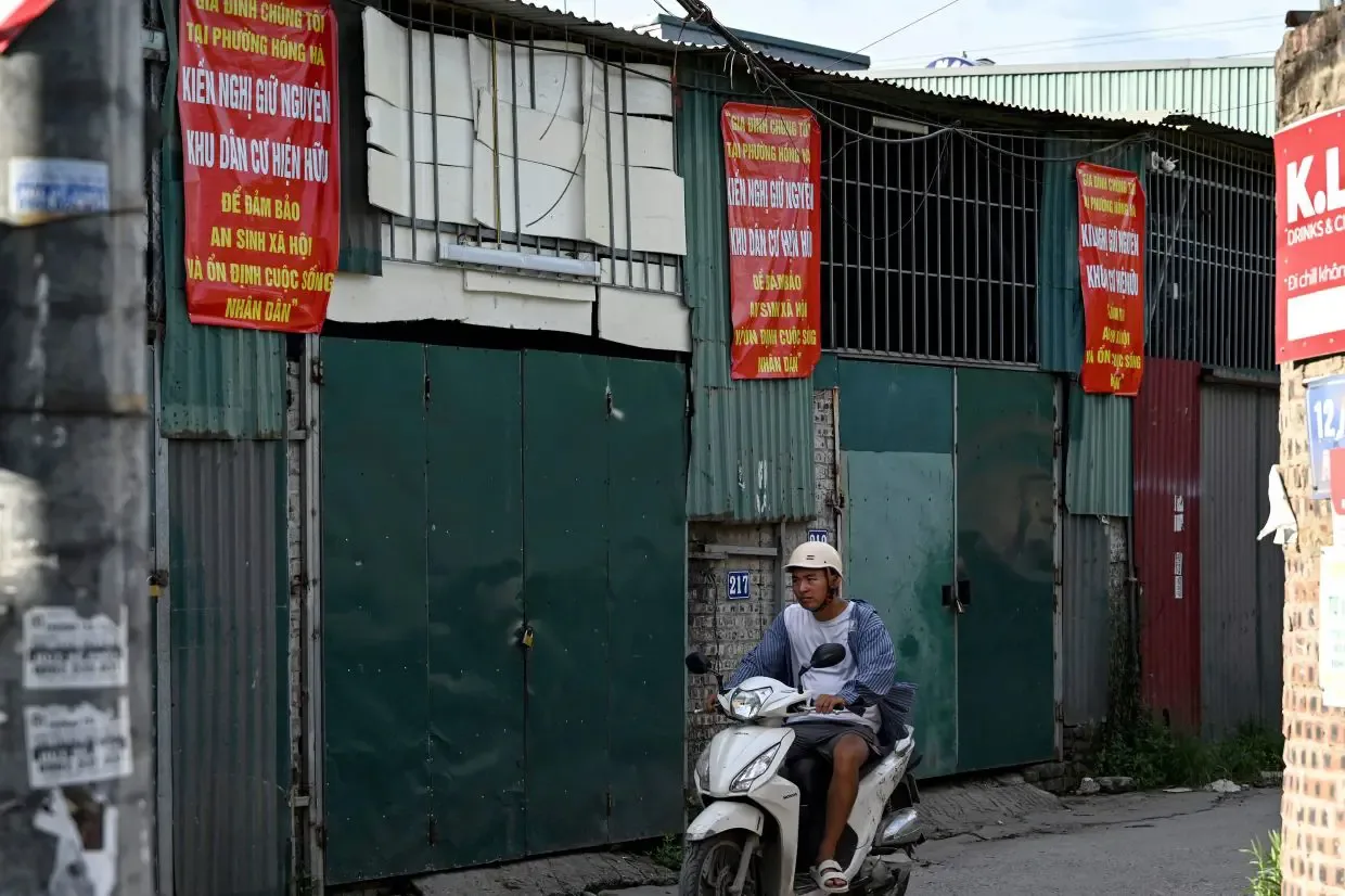 Rumah Digusur Demi Proyek Raksasa, Warga Hanoi Lawan dengan Doa dan Kaus