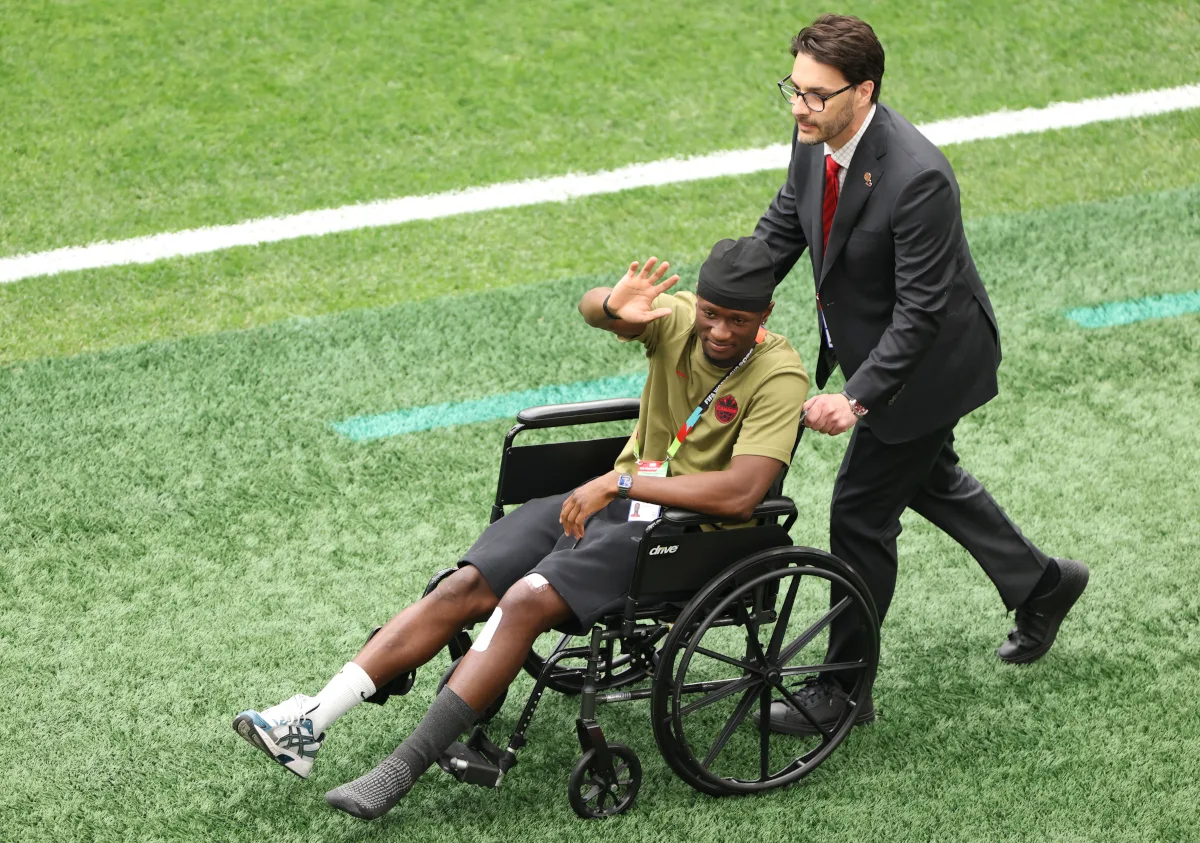 Fractured Leg Tak Hentikan Semangat: Ismael Kone Sapa Fans Kanada dari Kursi Roda