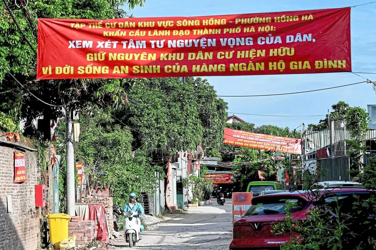 Warga Hanoi Lawan Penggusuran Massal: Doa dan Spanduk Jadi Senjata Terakhir