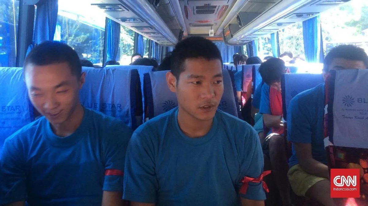 Delapan WNA China Dideportasi dari Surabaya Usai Bekerja Ilegal di Mal