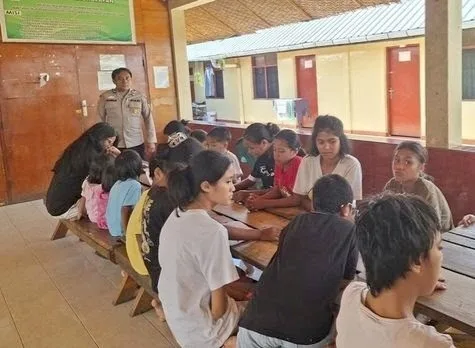 Dari Genset ke Ruang Kelas: Kisah Polisi dan Relawan yang Mengubah Wajah Pendidikan di Sumba