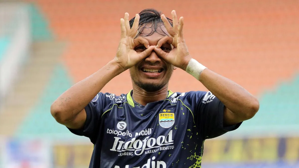 Robi Darwis Tinggalkan Persib: Akhir Perjalanan Empat Musim Penuh Gelar