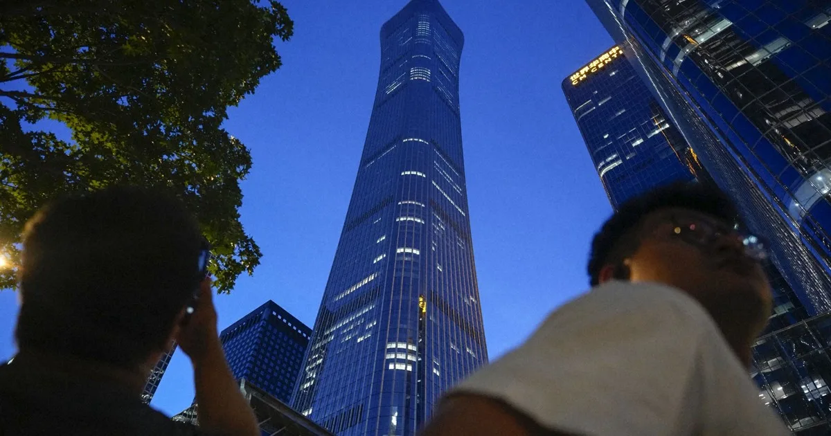 Objek Terbang Jatuh Menimpa Gedung Tertinggi Beijing, Diduga Pesawat Kecil